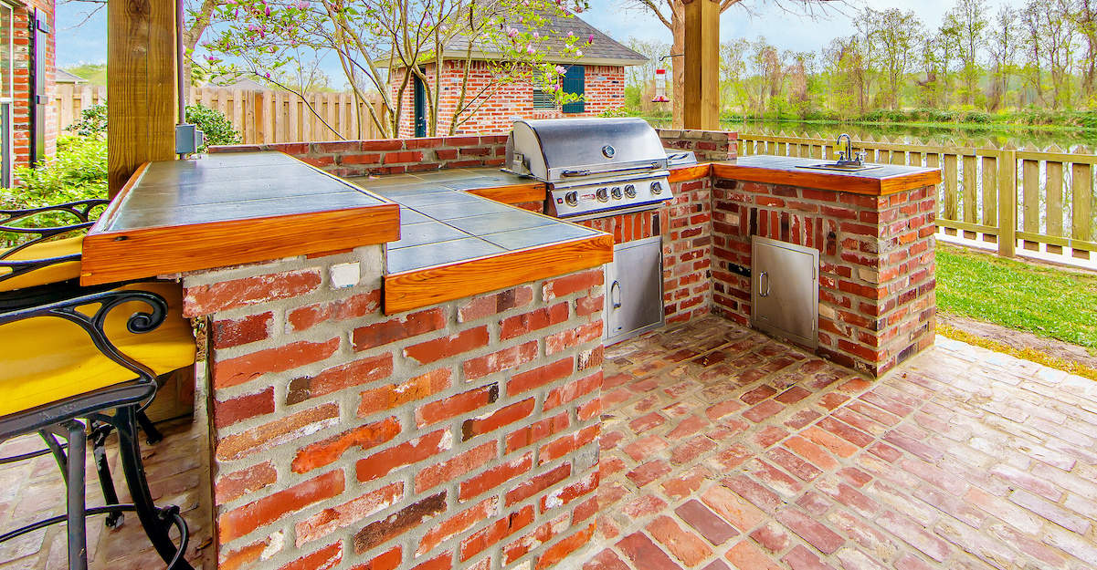 5 Essential Tips for Building an Outdoor Kitchen